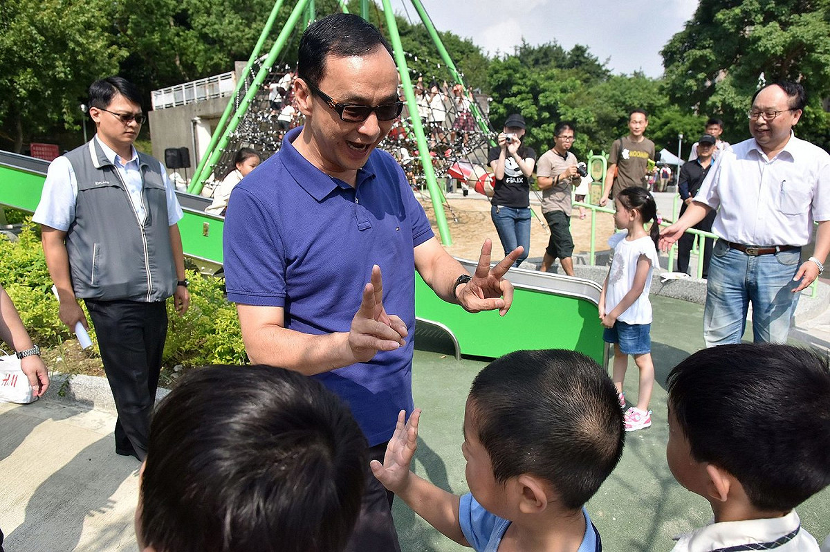 新北市長朱立倫在公園內看設施啟用情況。 圖：新北市政府/提供