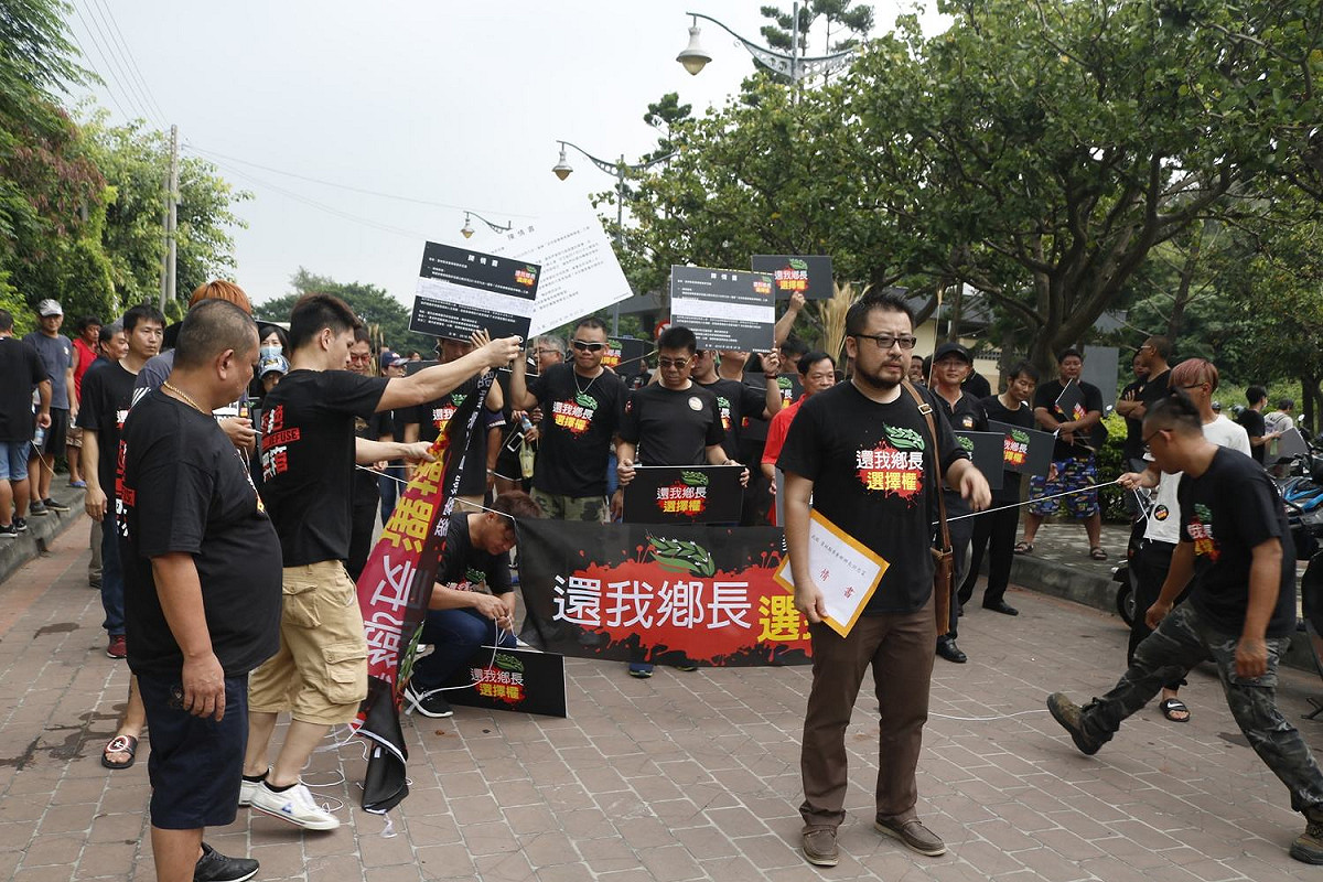 麥寮鄉鄉長廢票聯盟發起人許軒豪及其他抗議鄉民。 圖：取自麥寮鄉鄉長廢票聯盟臉書