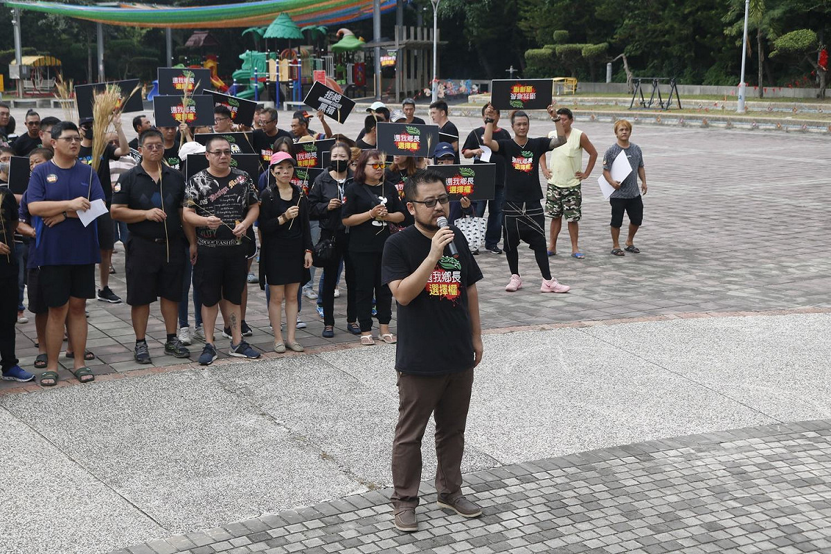許軒豪和麥寮鄉民表達抗議訴求。 圖：取自麥寮鄉鄉長廢票聯盟臉書