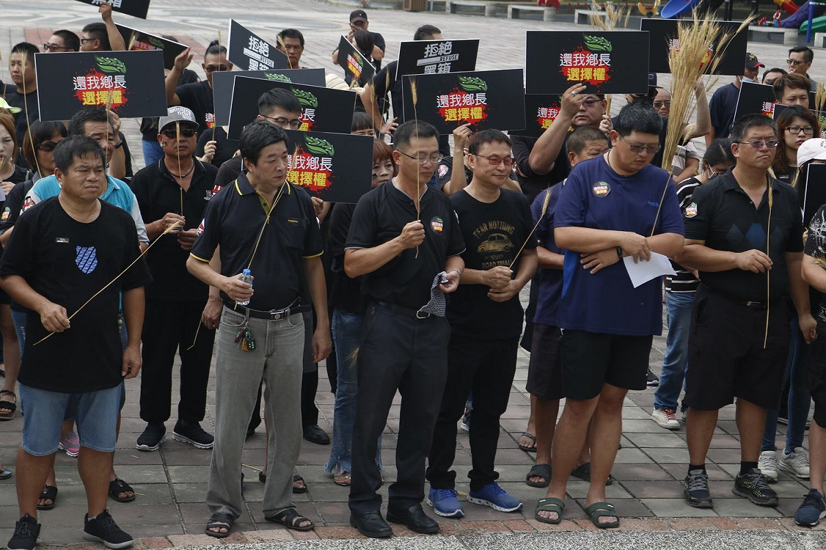 在街頭抗議的麥寮鄉民，高舉著「還我鄉長選擇權」告示牌。 圖：取自麥寮鄉鄉長廢票聯盟臉書