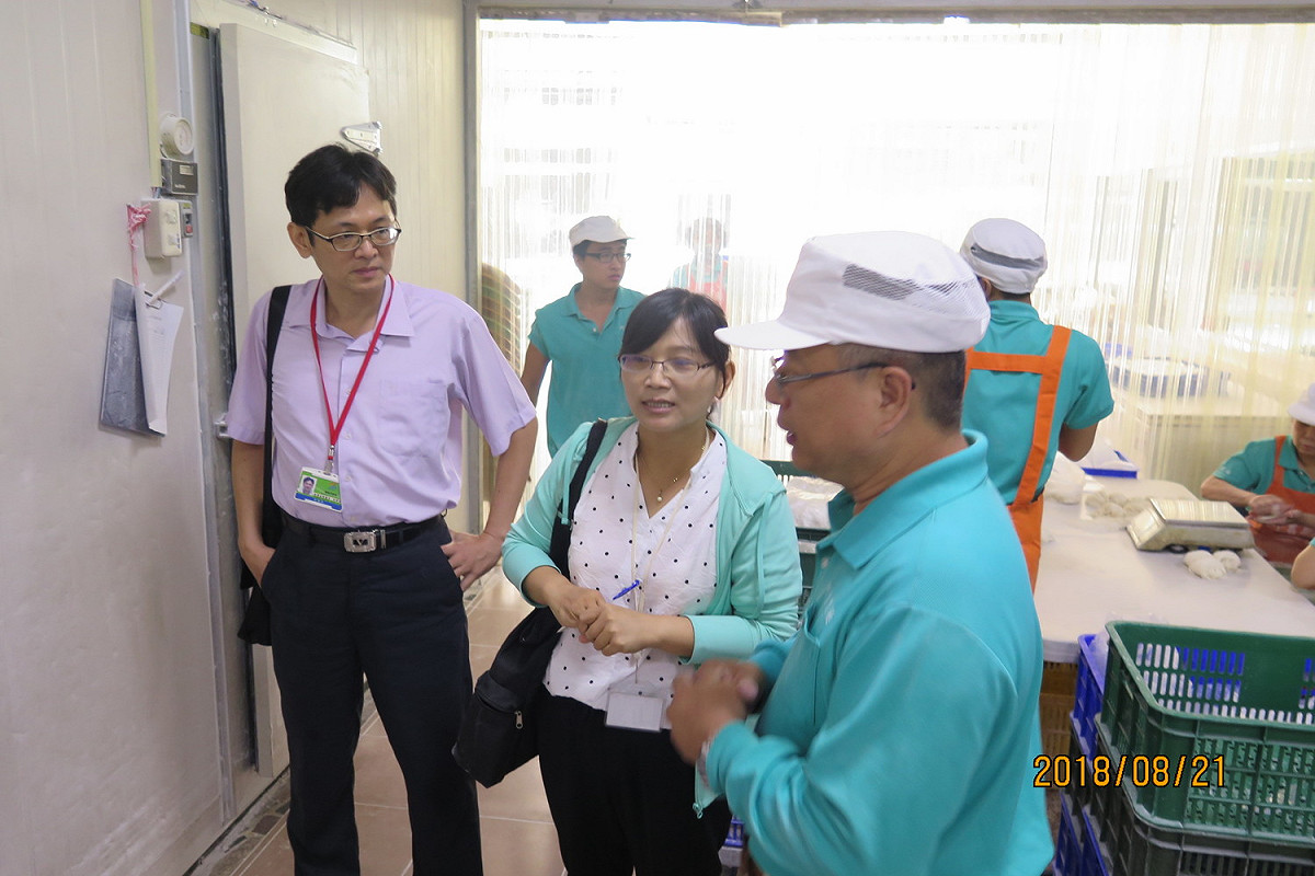 消保官與稽查員針對製麵業者及小吃麵店使用之麵條抽驗防腐劑及過氧化氫。 圖：高雄市政府/提供