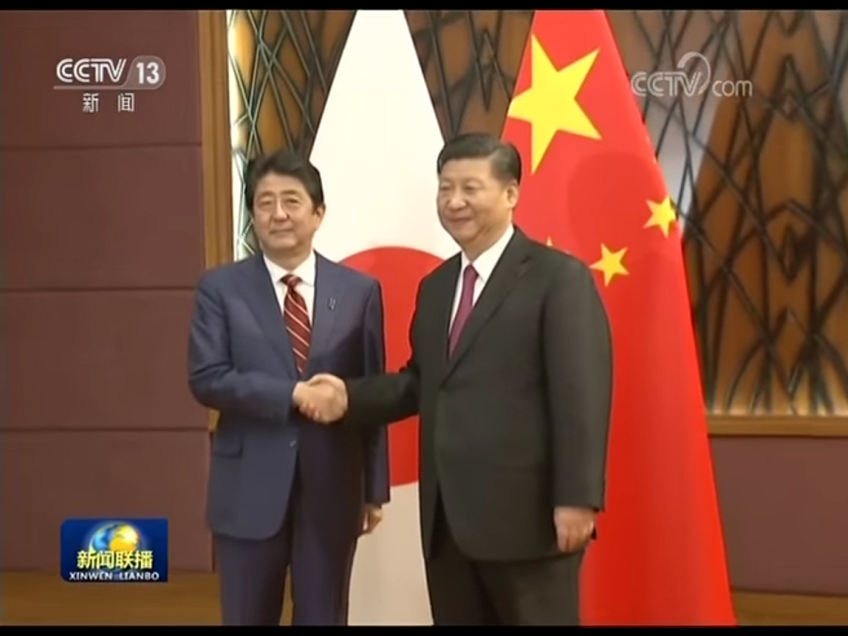 有消息人士透露，中日雙方正積極協商，在論壇期間安排習近平與安倍晉三（左）舉行會晤，為儘快實現兩國高層互訪鋪路。中國外交部則回應稱，「如果接到請求」，中方將「考慮」與日本首相安倍會面。 圖：翻攝自央視新聞畫面