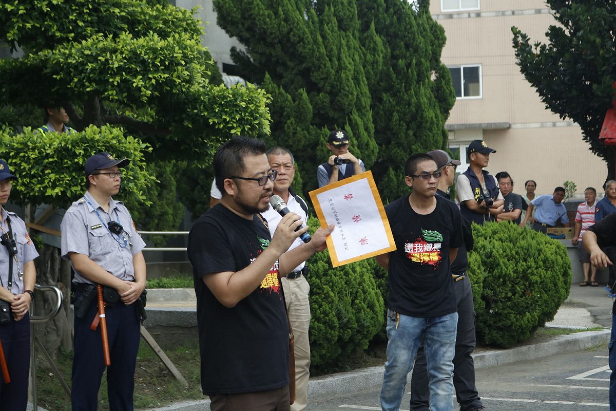 許軒豪拿出陳情書，要許忠富給鄉民一個交代。 圖：取自麥寮鄉鄉長廢票聯盟臉書