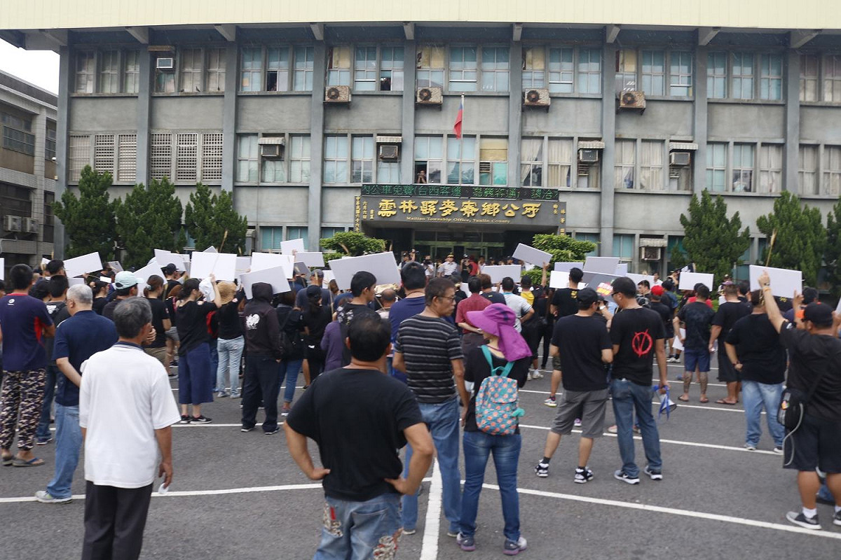抗議的鄉民圍在鄉公所外面。 圖：取自麥寮鄉鄉長廢票聯盟臉書