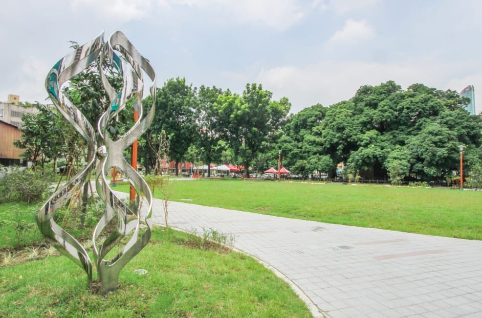 茄苳樹王文化生態公園裡頭裝置藝術。 圖：台中市政府/提供