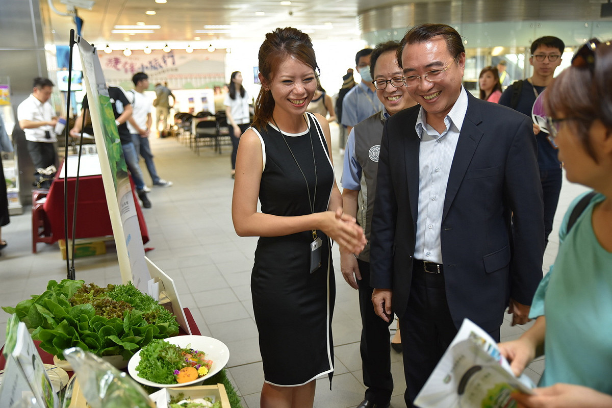 源鮮智慧農場營銷總監盧永濬也表示，搭機捷到源鮮可以來趟農業知識之旅，參觀養在四季如春、潔淨的高樓大廈裡的蔬菜，體驗農業4.0。 圖：桃園機捷公司/提供