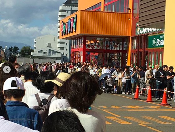 北海道民眾在商店外排隊，搶購糧食的景象。 圖：翻攝Instagram