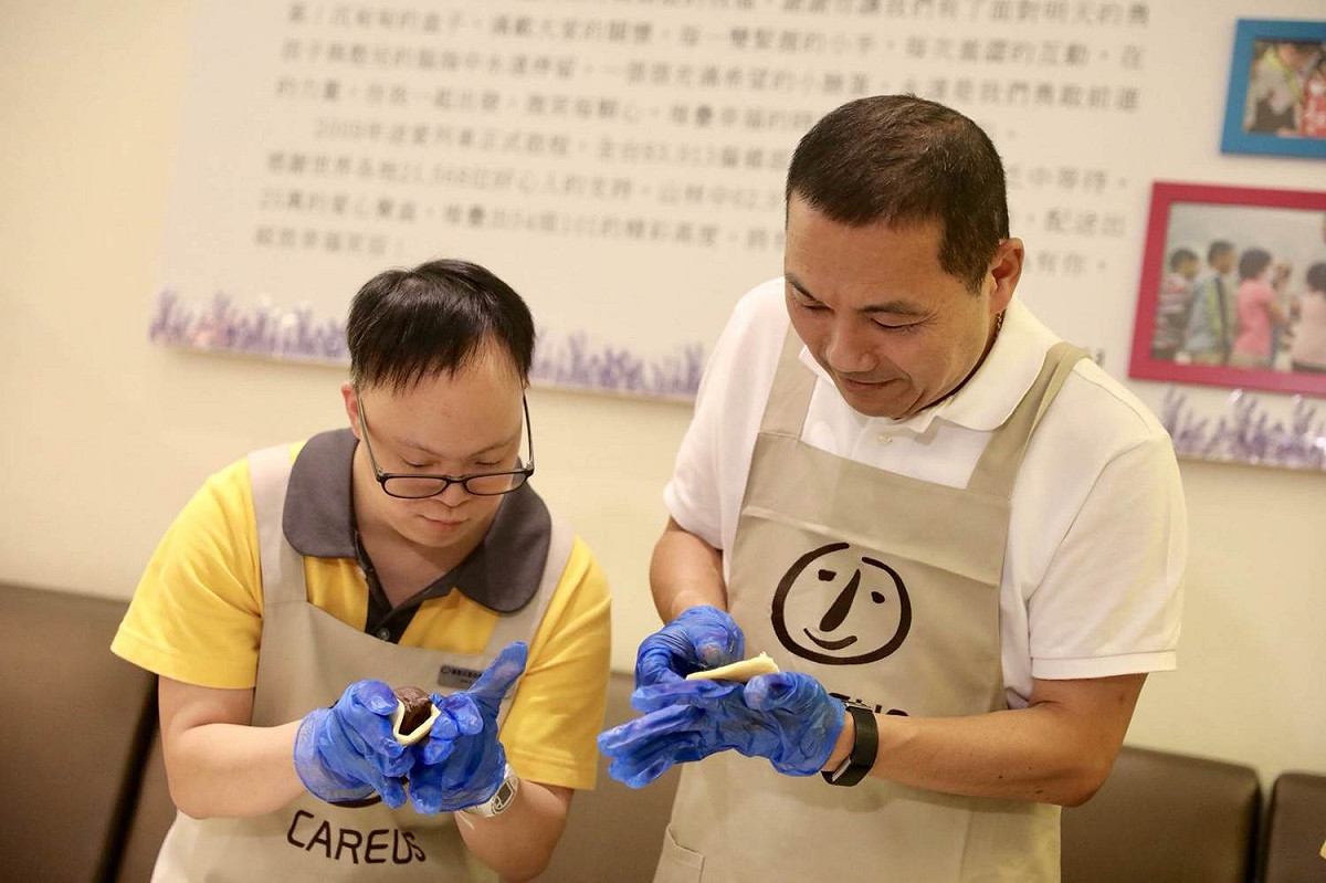 侯友宜今天和喜憨兒一起手作蛋黃酥。 圖：侯友宜競選辦公室／提供