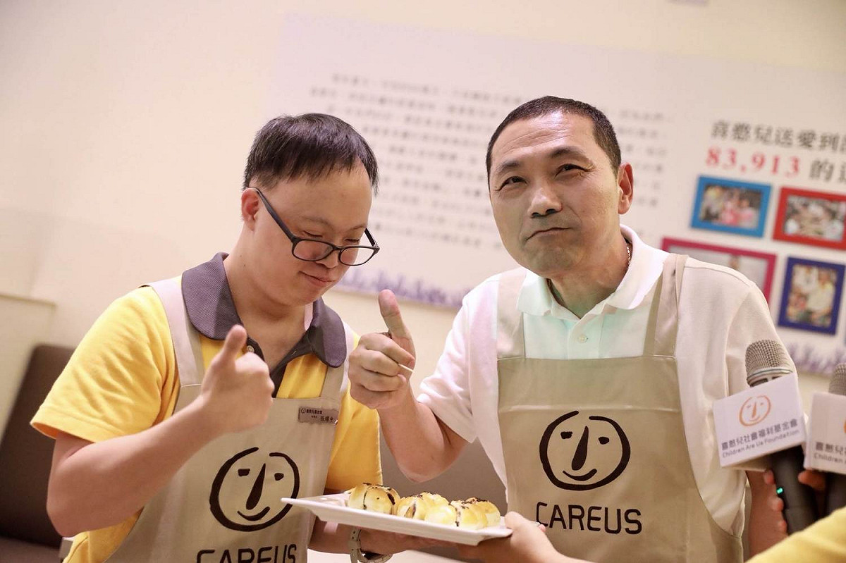 侯友宜說，中秋節快到了，但喜憨兒做的的月餅糕點，近來銷售量下滑，需要更多人的愛心支持，拜託社會大眾多購買喜憨兒做的的糕點月餅。 圖：侯友宜競選辦公室／提供