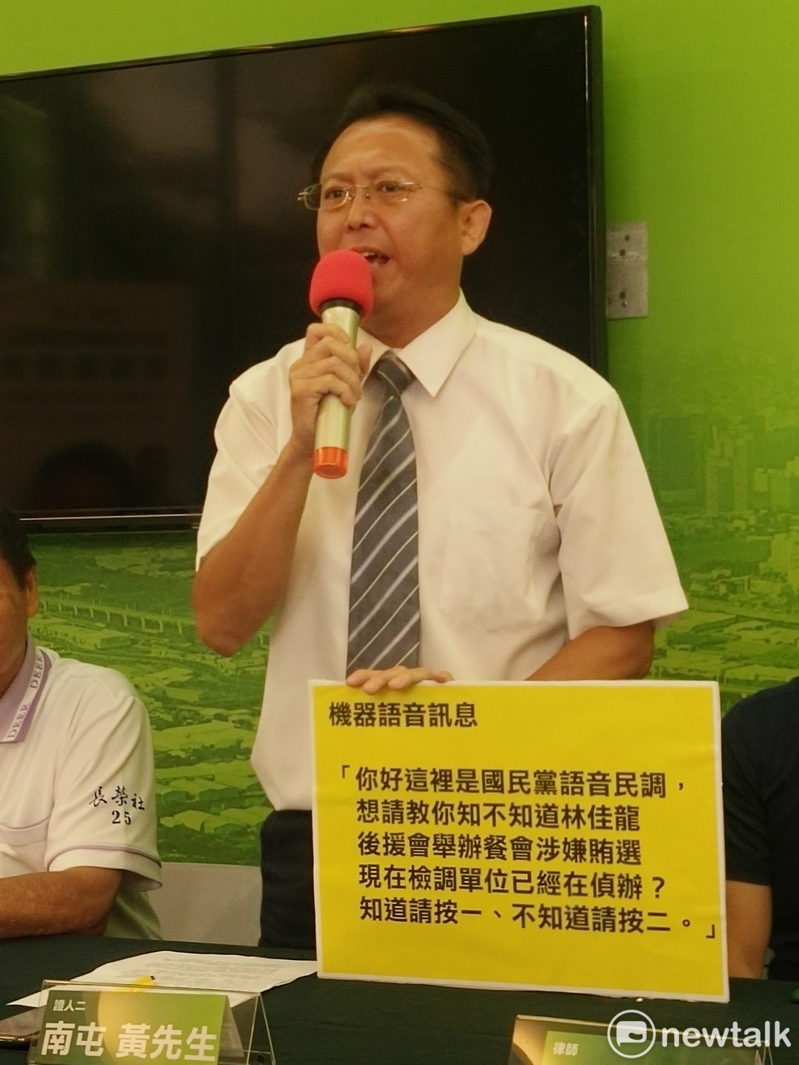 南屯區三厝里里長黃俊銘說，國民黨的奧步一定會被選民唾棄！ 唐復年/攝