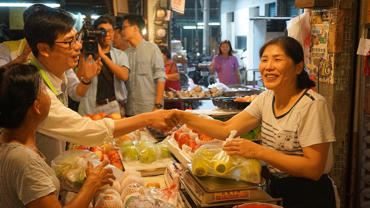 陳其邁今日在高雄市議員與里長陪同下，前往三和市場掃街拜票。 圖：陳其邁辦公室提供