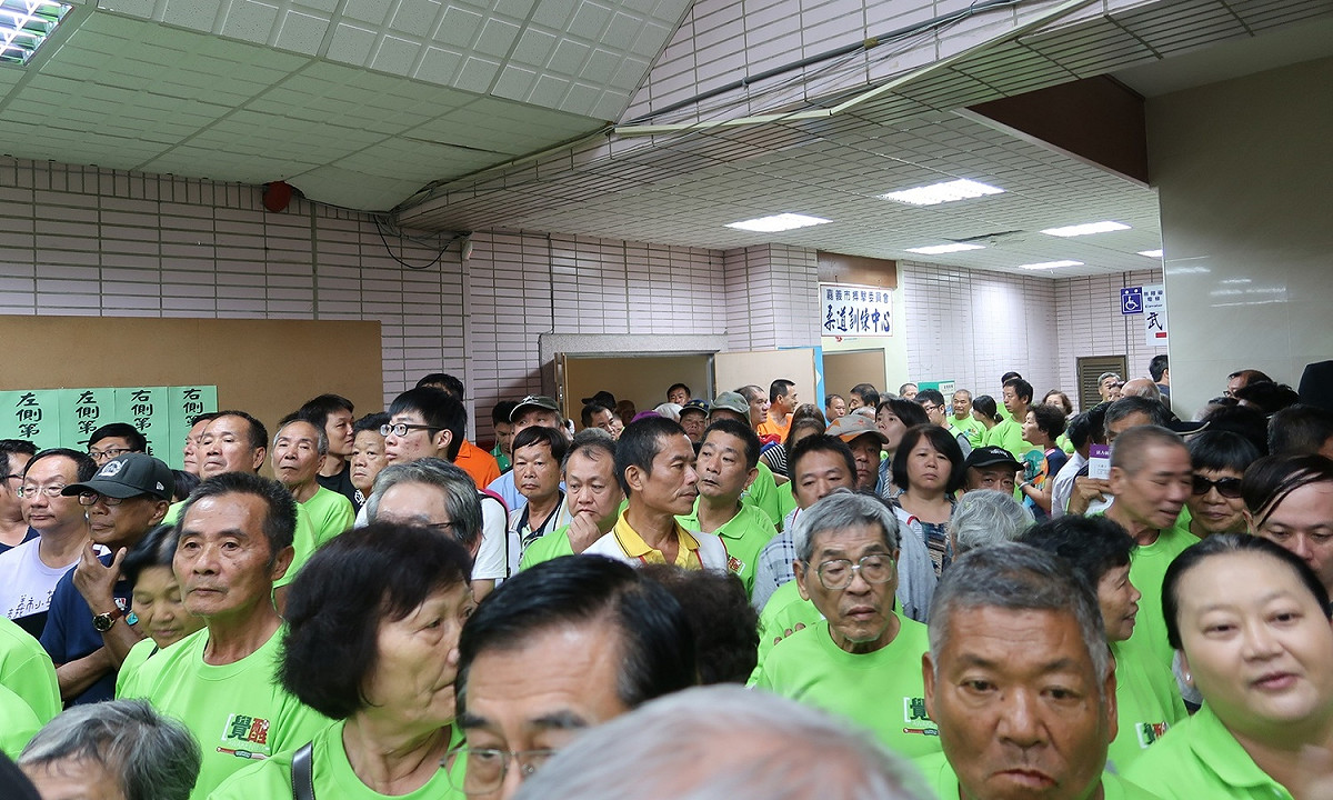 民進黨百工百業活動散場時，民眾被禁止離開。 圖：林朝億/攝