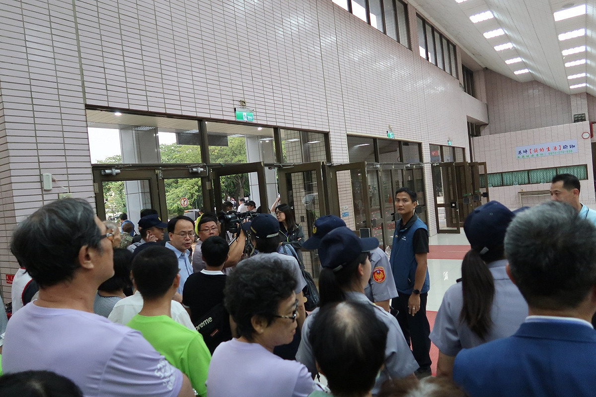 民進黨百工百業活動散場時，民眾被禁止離開。 圖：林朝億/攝