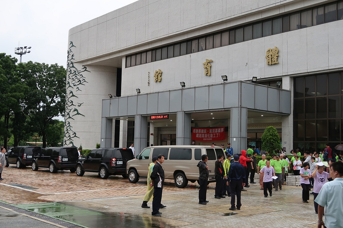 民進黨百工百業活動散場時，總統車隊還沒離開，原本不讓民眾離開，過了十分鐘後才讓民眾離開。 圖：林朝億/攝