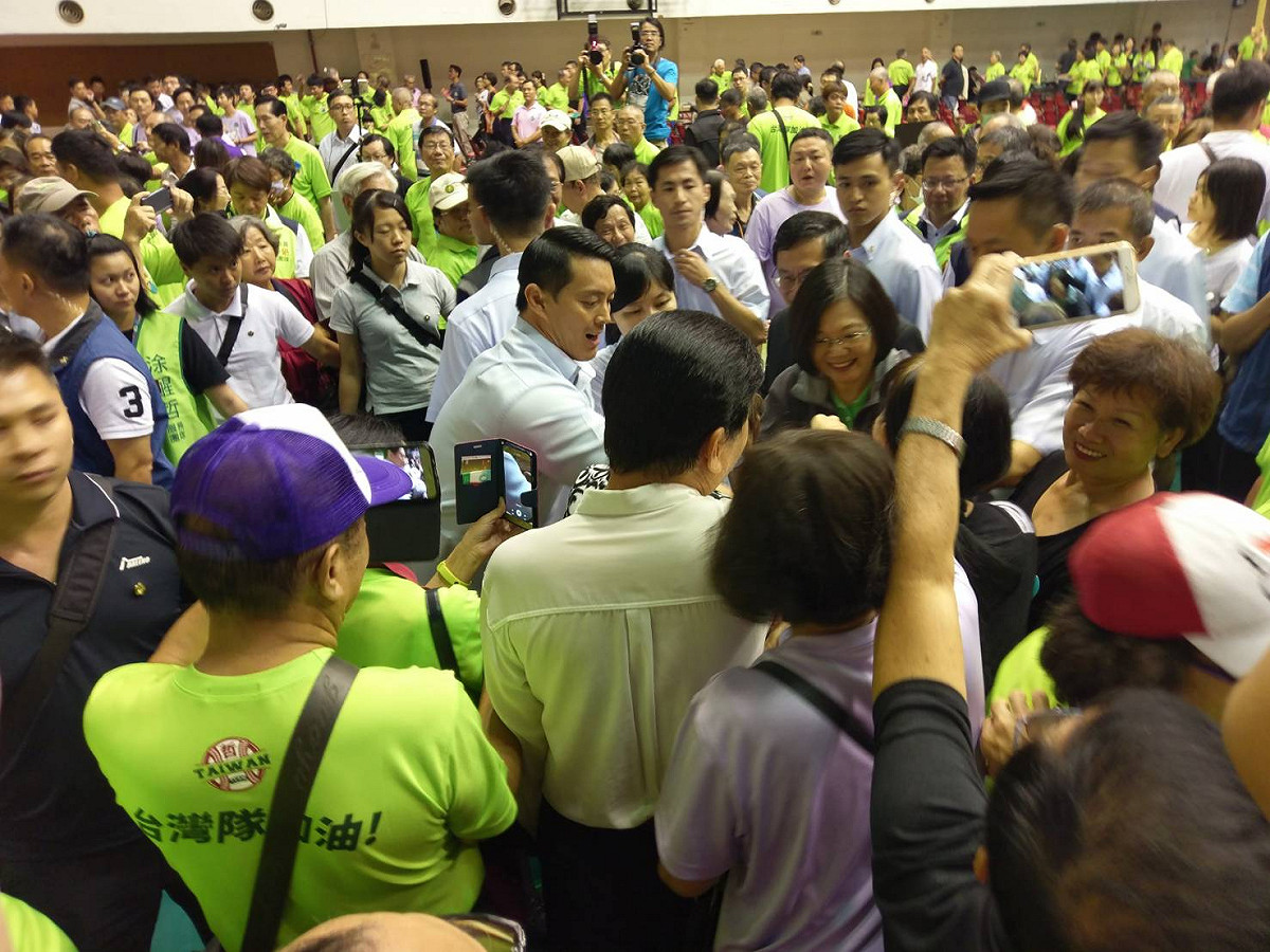 總統蔡英文所到之處，受到民眾簇擁。 圖：涂醒哲競選總部/提供