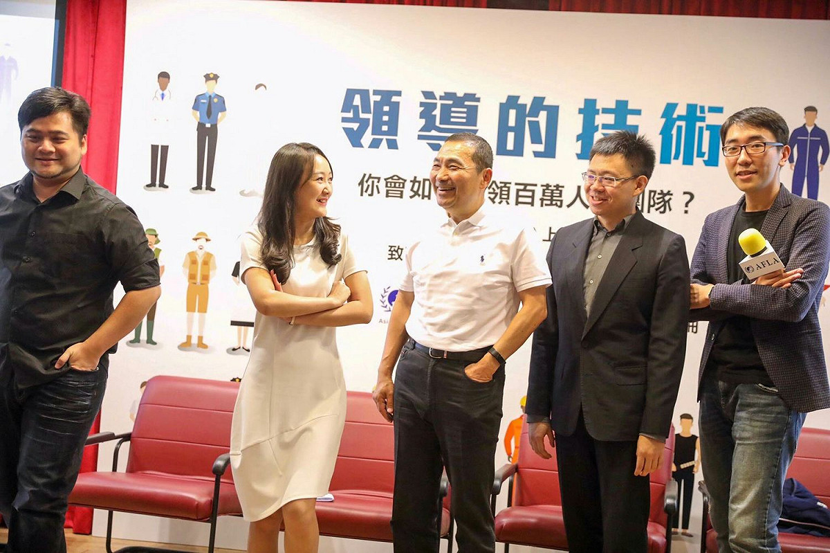 要如何當一個好領導人，侯友宜認為領導者要懂得付出、犧牲、包容、責任，把部屬當成朋友家人，給予發揮的舞台，才能讓團隊有凝聚力。 圖：侯辦提供