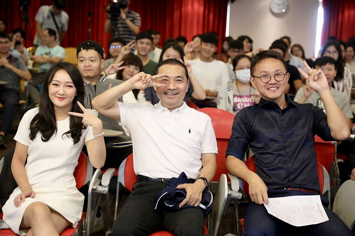 侯友宜與出席的年輕人合照。 圖：侯辦提供