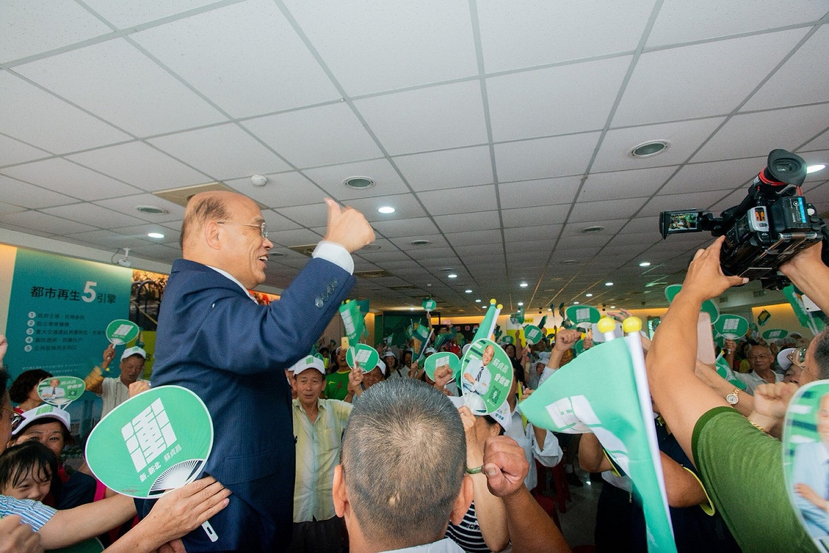 蘇貞昌在競選總部與所有人喊話。 圖：蘇辦提供
