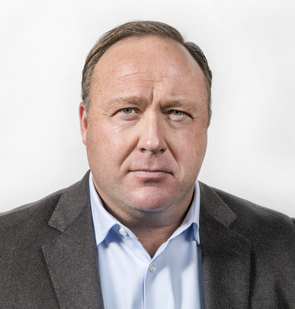 美國極右派陰謀論者Alex Jones的應用程式「資訊戰」（Infowars），蘋果公司認為有惡意、歧視等內容，將它從蘋果應用商店下架。 圖：翻攝自維基百科