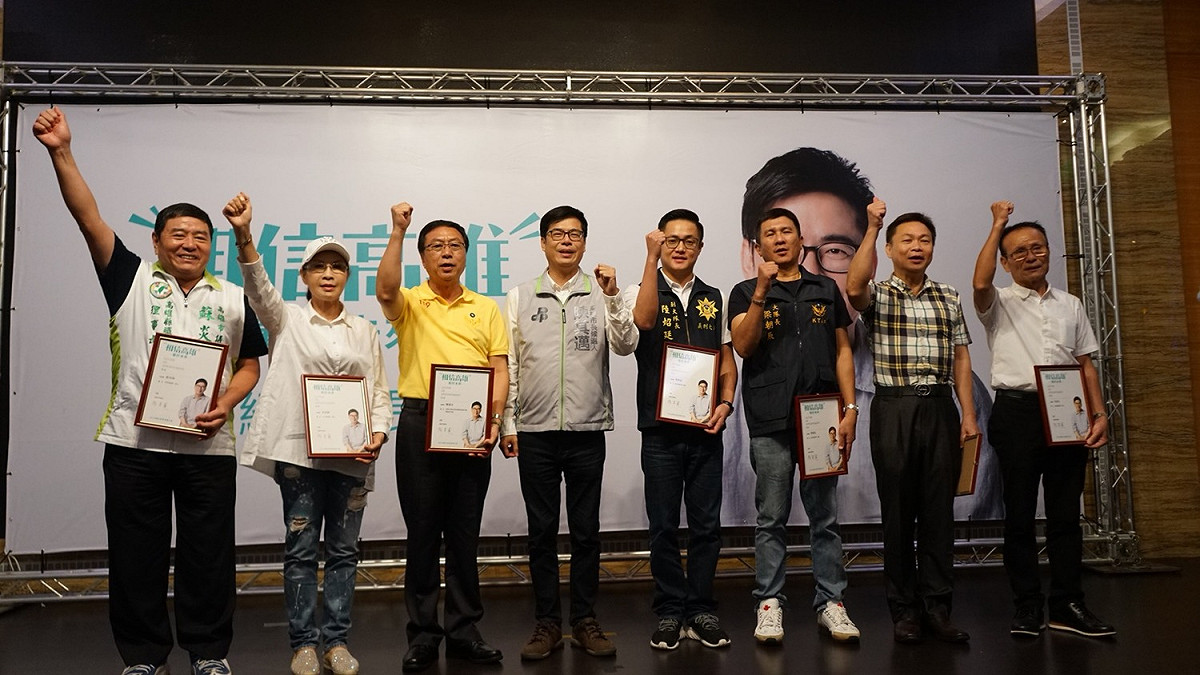 各會長致詞時指出，陳其邁長期關心警察、消防、義警消等同仁的待遇、設備、權益、保險等，是使他們站出來力挺的原因。 圖：陳其邁辦公室提供
