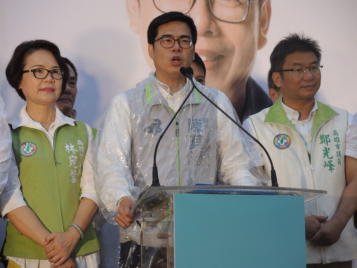 陳其邁表示，擔任市長後，會加速亞洲新灣區的開發，加快海洋流行音樂中心、港埠旅運大樓的建設腳步，並發展數位內容產業、郵輪觀光、會展產業。他也提到，將運用海空雙港優勢，整合自由貿易港區及機場物流產業，推動「海空物流園區」。 圖：陳其邁競選辦公室/提供