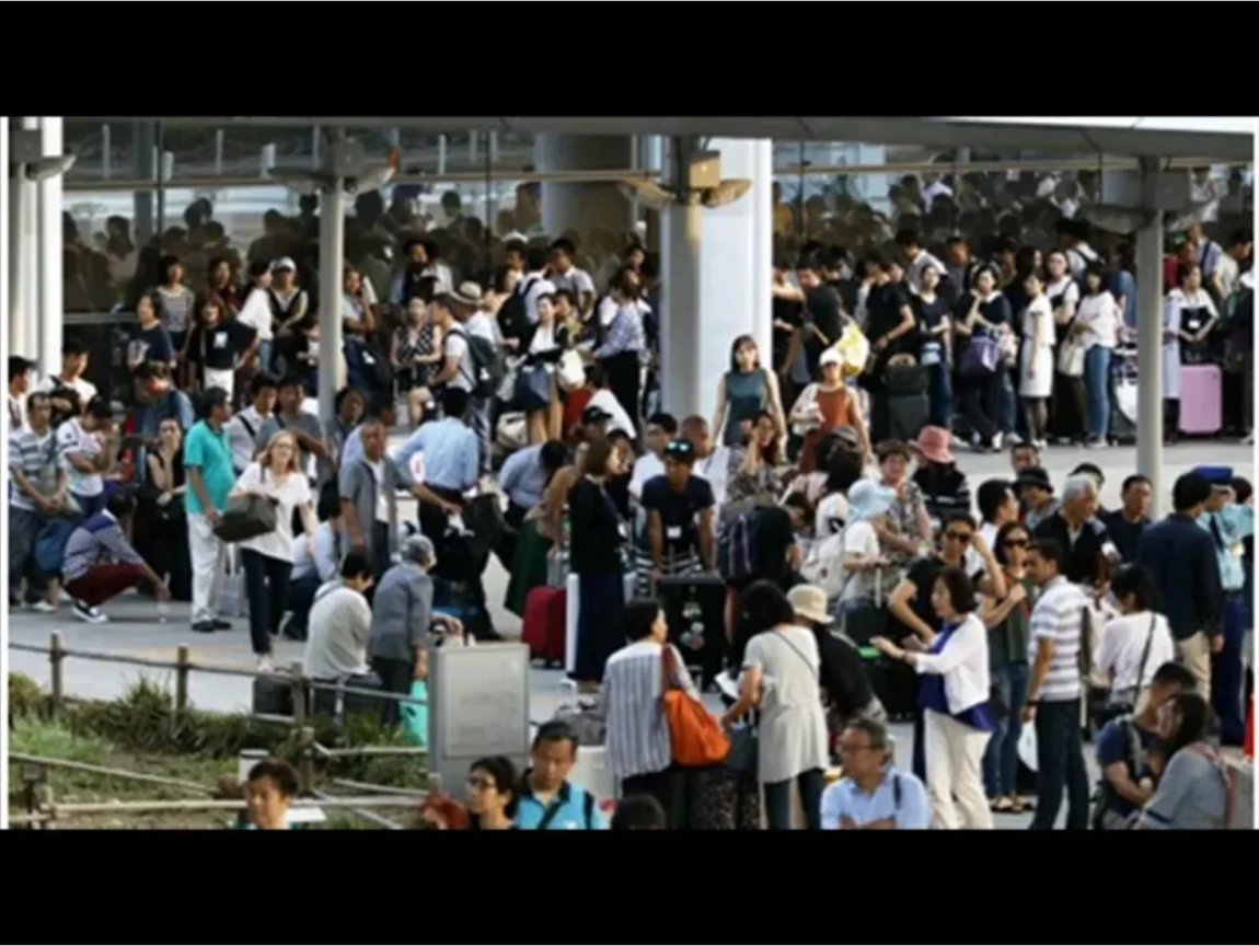 偏偏真相顯現的是，關西機場災難發生後中國駐大阪總領事館，全力出動前往機場協助中國旅客離開受困的機場，台灣的旅客不僅沒有外交部駐大阪外交人員前往協助，還被要求自立自強、自力解決。這樣的官僚作風引起了台灣人民的不滿，台灣官方不是自我檢討卻是先指責中國騙人，指中國也沒有派遣遊覽車。 圖：翻攝自Youtube