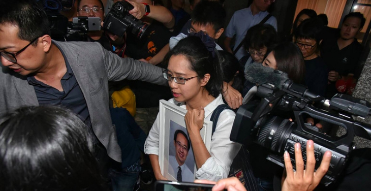 國民黨前發言人楊偉中為救愛女結果不幸溺斃，今（9）日遺體空運回台。 圖：中央社