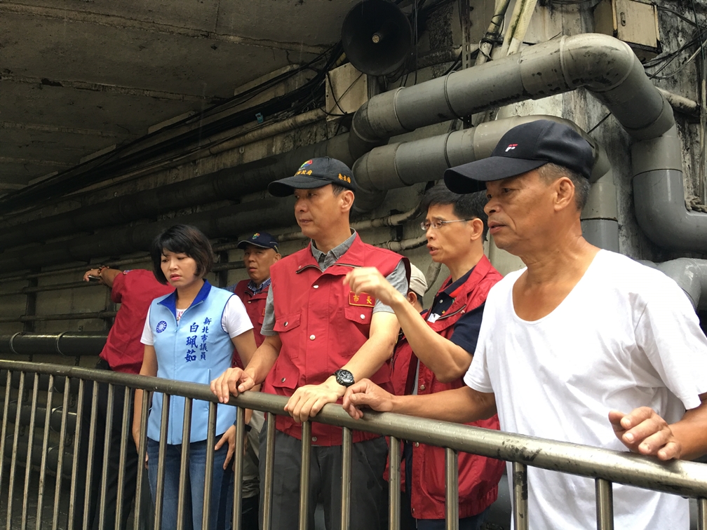 朱立倫強調，針對「這幾個少數的積水點，可不可以做快速的處裡或解決」，「所以我們也要求各區公所大家上緊發條，所有的水利單位大家全力地在做戒備的工作」。 圖：新北市政府/提供