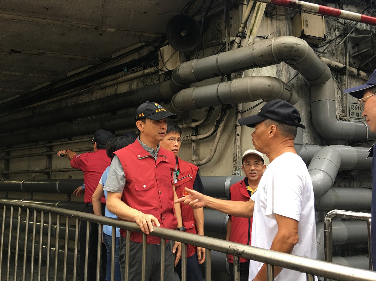新北市長朱立倫今(9)日在汐止公所視察大雨災情。 圖：新北市政府/提供