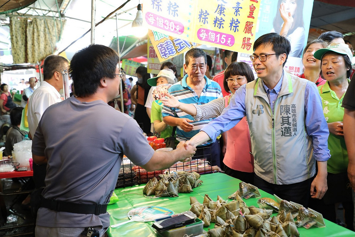 陳其邁今日上午前往鹽埕區大舞台市場拜票，現場凍蒜聲不斷，人氣極高。 圖：陳其邁競選辦公室/提供