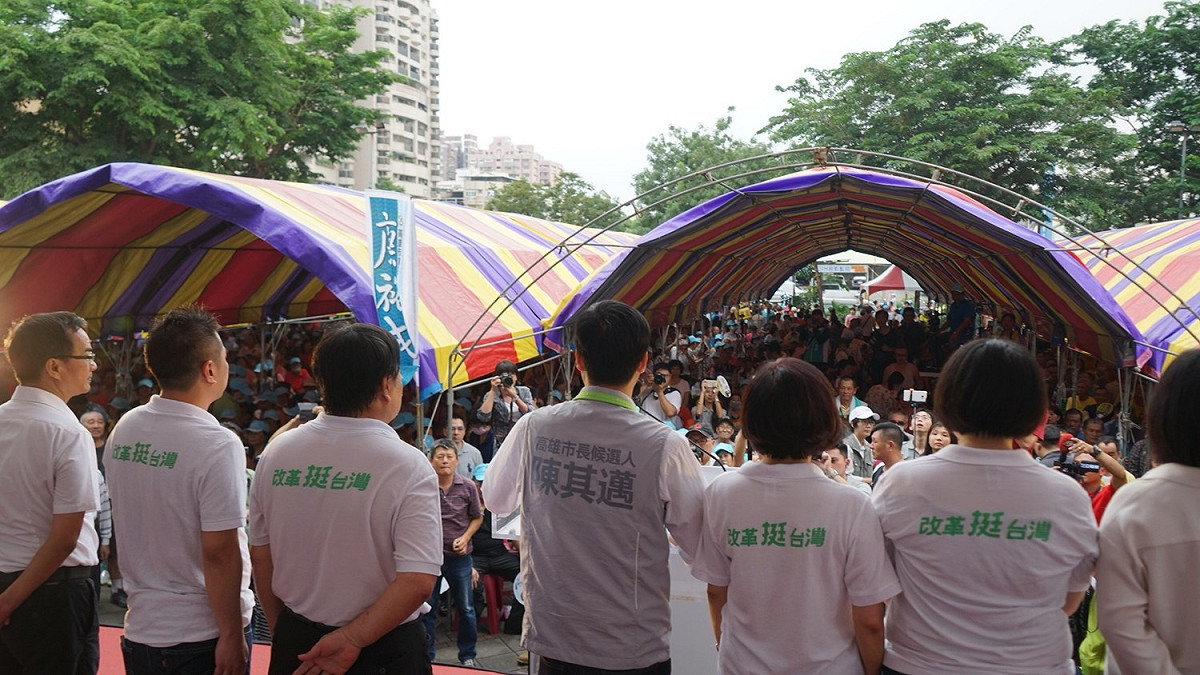 高雄市長候選人，立法委員陳其邁今(9)日下午，在超過三千名父老鄉親熱情簇擁下，出席三民區其心相挺活動，除立委、議員外，當地里長不分黨派全數到齊，現場凍蒜聲震耳欲聾！ 圖：陳其邁競選辦公室/提供
