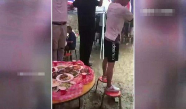 社群網站瘋傳「暴雨中一群人站在淹水的椅子上吃流水席的畫面，地點就在彰化員林」，結果是假的，警方將亂PO者移送法辦。 圖：警方/提供