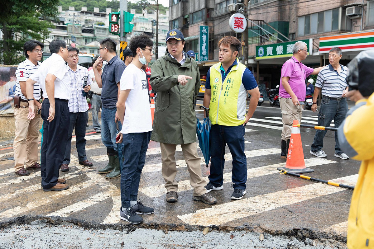 林右昌今（10）日針對新西街房屋地基掏空及復興路212巷口淹水問題勘查重建工作。 圖：基隆市政府/提供
