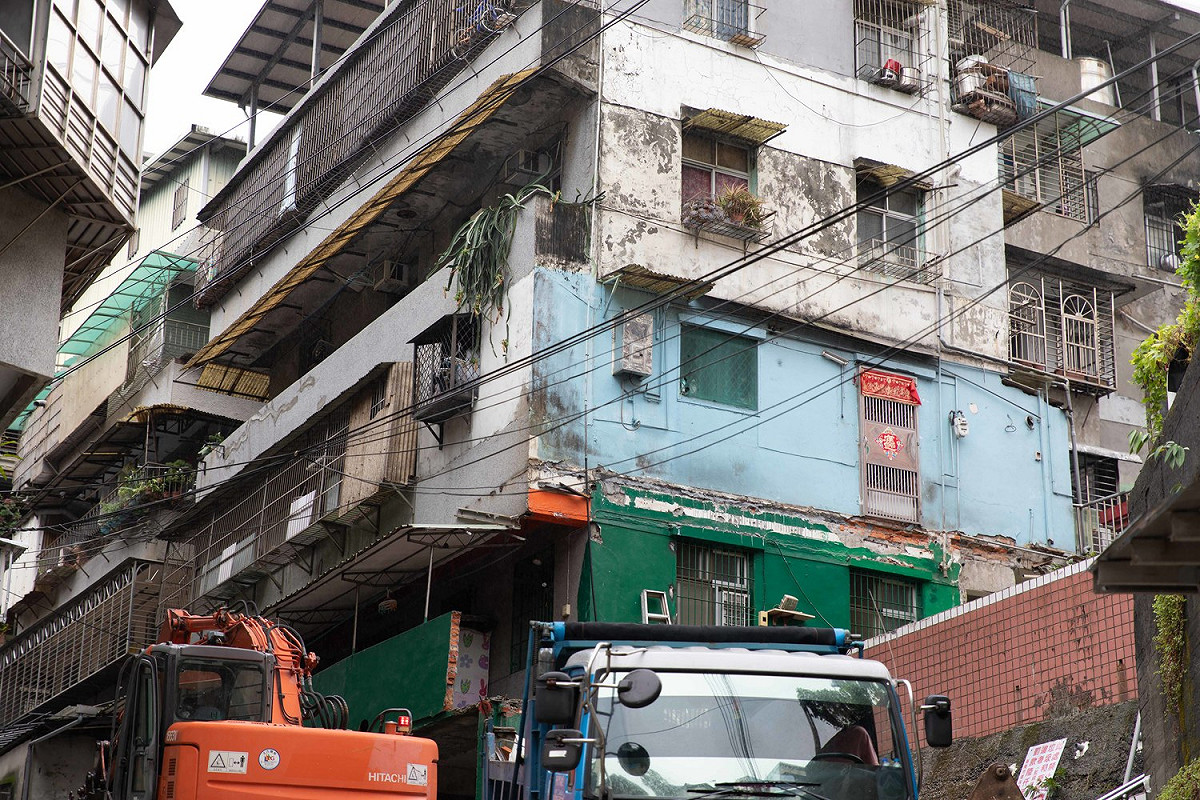 新西街一棟增違建的房屋因為暴雨地基遭掏空。 圖：基隆市政府/提供