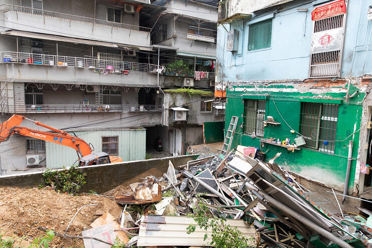 目前地基流失的增違建已經大致拆除，日後將以排樁等設施保護周邊住戶安全。 圖：基隆市政府/提供