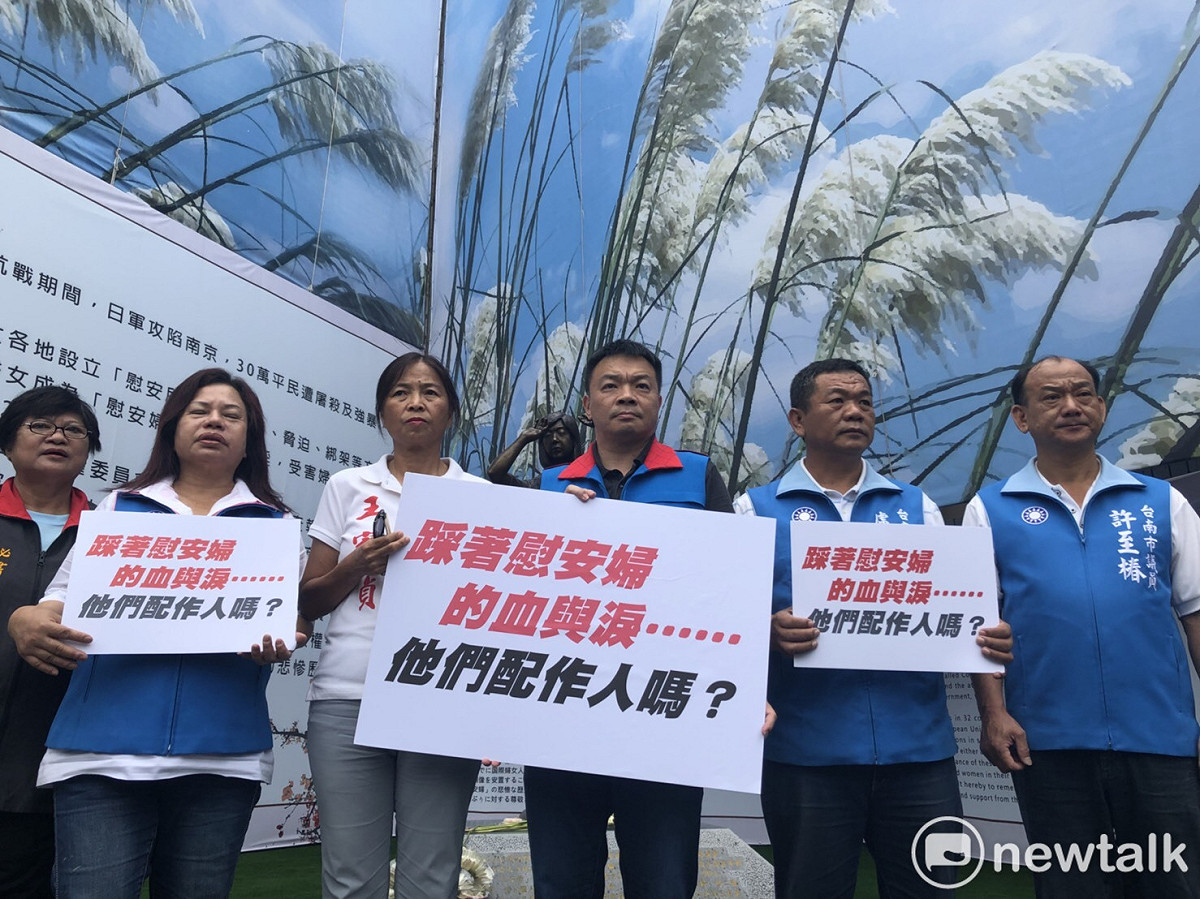國民黨台南市長參選人高思博、台南市黨部主委謝龍介率多位議員，分台南、台北兩地連線抗議，除要求腳踹慰安婦銅像的日本人藤井實彥下跪道歉。 圖 : 黃博郎/攝