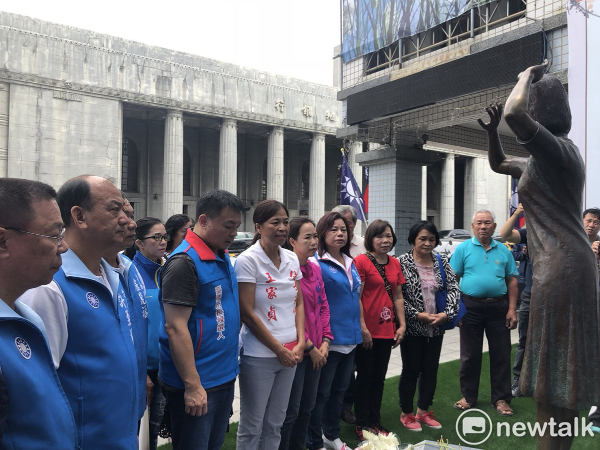國民黨台南市長參選人高思博、台南市黨部主委謝龍介率多位議員，分台南、台北兩地連線抗議，除要求腳踹慰安婦銅像的日本人藤井實彥下跪道歉。 圖 : 黃博郎/攝