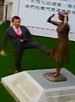 日本代表藤井實彥腳踹慰安婦銅像引發民眾的憤慨。 圖 : 國民黨台南市黨部/提供