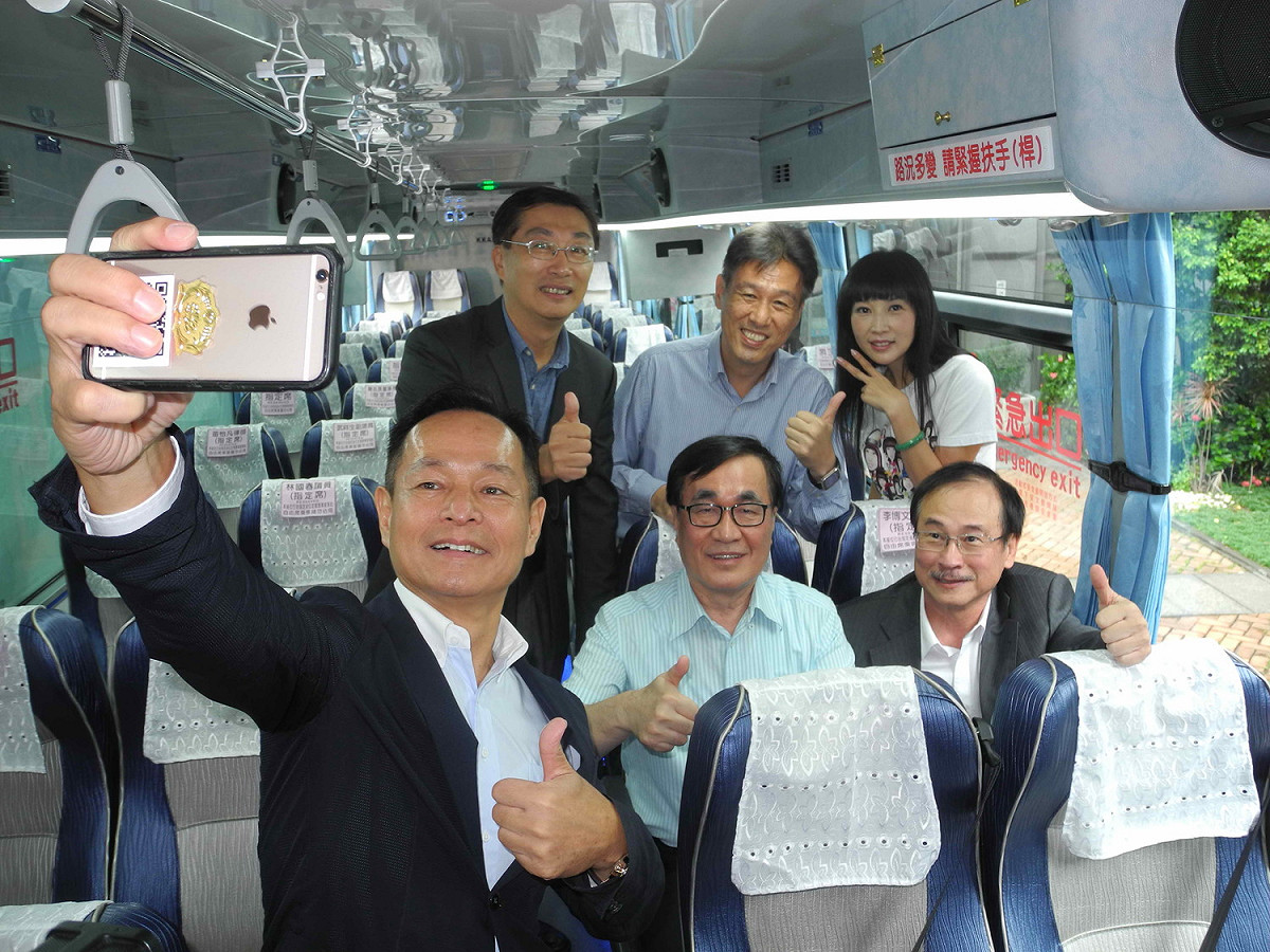 新北快速公車965線今天通車，新北市議員李余典（前排左一起）與副市長李四川、台北客運董座李博文，以及瑞芳區長陳奇正（後排左一起）、交通局長王聲威及市議員蔡淑君，開心在車上自拍。
                                                           圖：王峻昌/攝