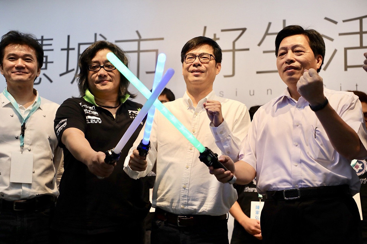 陳其邁率出席來賓拿著科技感發光的光劍，高喊口號「電競六式 buff高雄」。 圖/陳其邁選辦