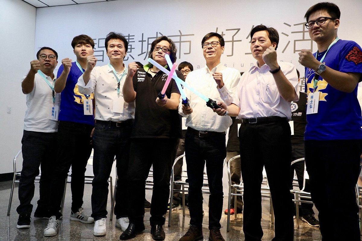 高雄市長候選人陳其邁今(10)日在電競界大咖及在地電競戰將陪同下，發表電競政策。 圖/陳其邁選辦