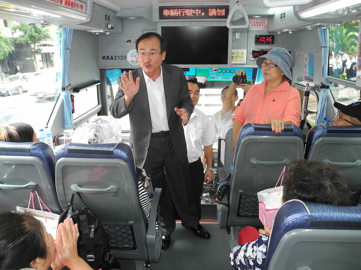 新北快速公車965「板橋－金瓜石」今天正式通車，車上配備電視、充電設備，台北客運董事長李博文上車歡送板橋乘客搭車到九份。                                                        
 圖：王峻昌/攝