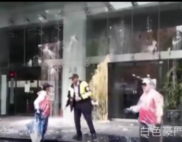 統促黨今天下午率眾前往日台交流協會門口潑漆。 圖：翻攝臉書白色豪門企業