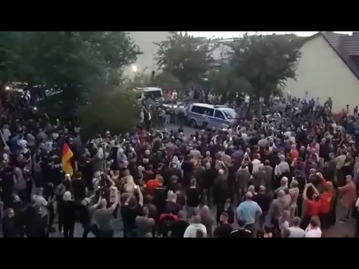 德國一名男子和兩名阿富汗移民爆發衝突後死亡，極右派因此發動遊行示威。這項集會活動以哀悼遊行為號召。不過社群媒體流傳的影片畫面顯示，以白人男性居多的許多群示威者不斷高喊：「國家社會主義，立刻，立刻，立刻。」國家社會主義是納粹意識形態的一種說法。 圖：翻攝自Youtube