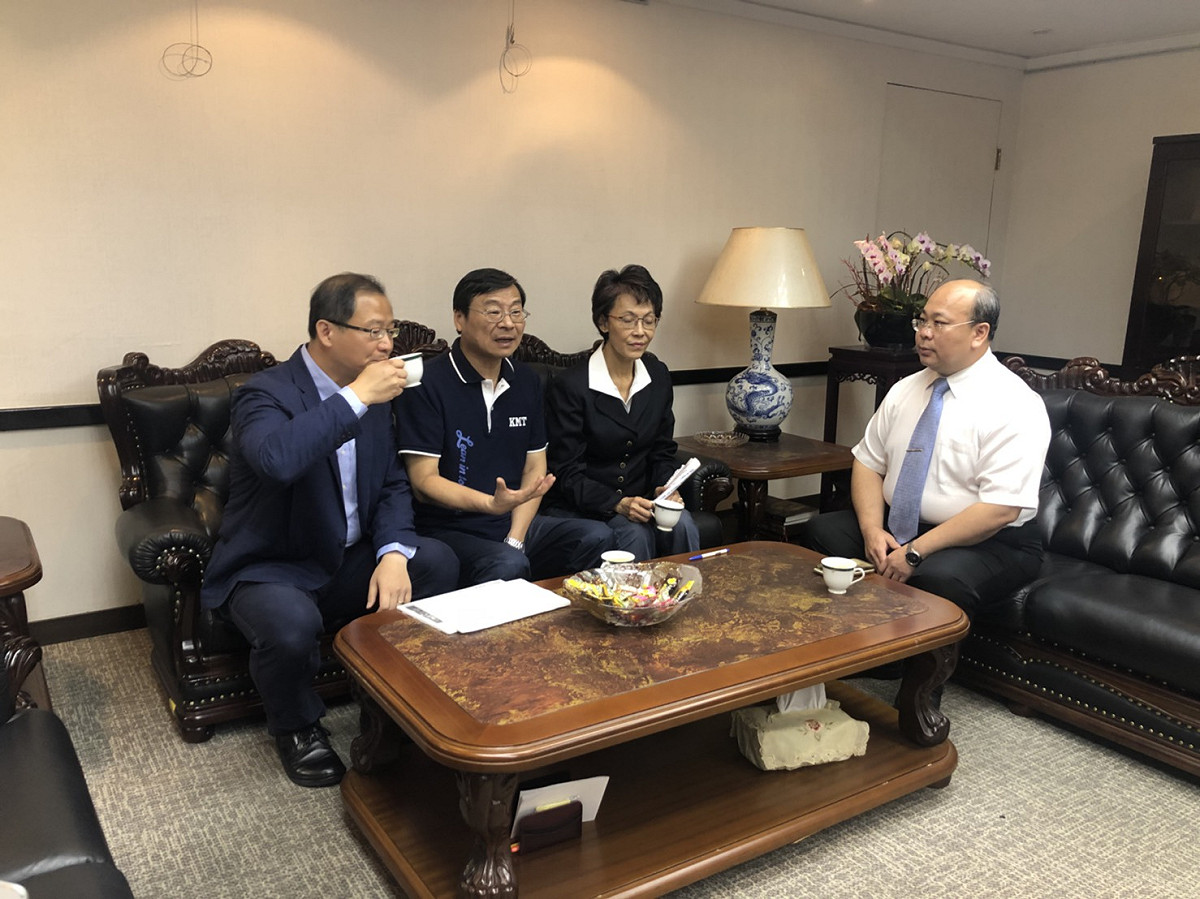 記者會結束後，國民黨團步行到中選會嚴厲抗議，但由於陳英鈐開會未能現身，僅由副主委陳朝建代為接見。 圖：國民黨團/提供