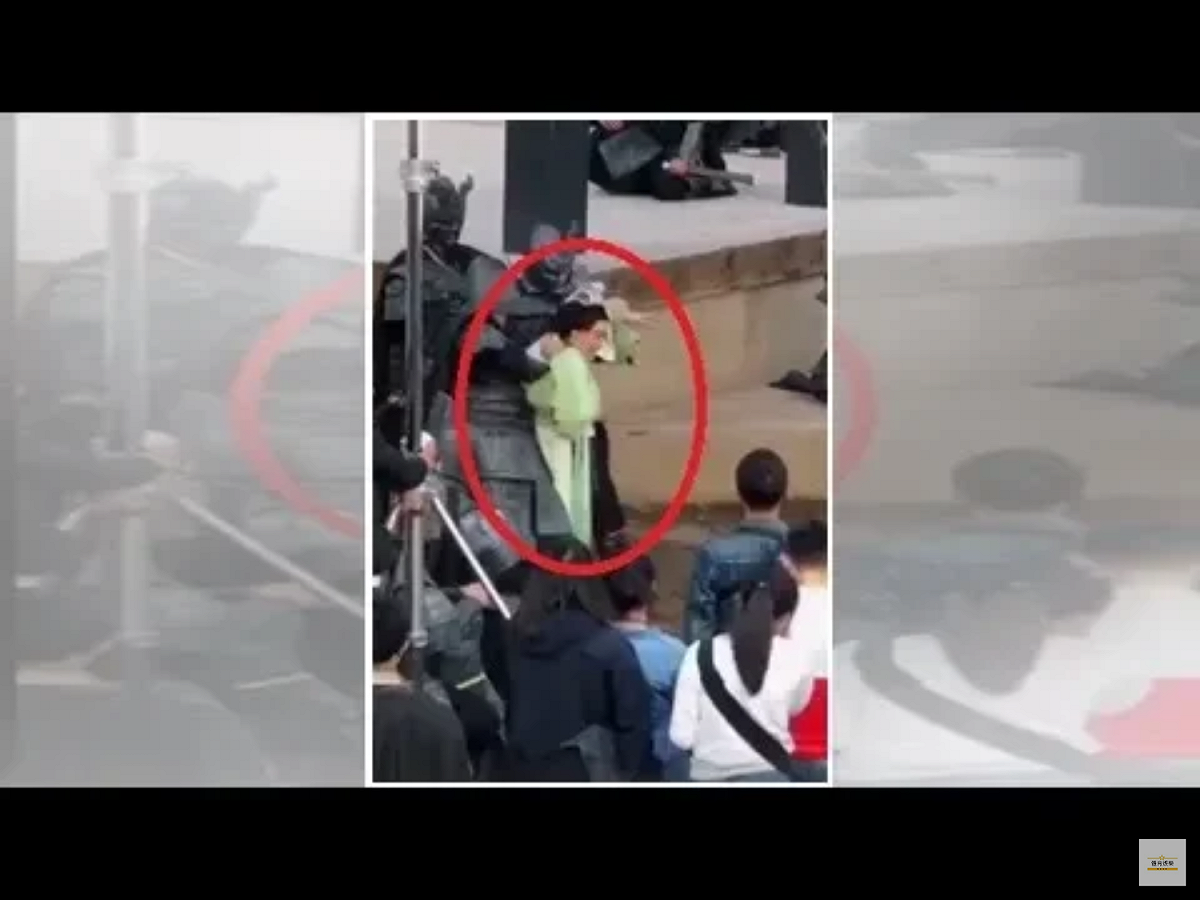 畫面中，據目擊者的說法，那時忽然來了一批「身穿黑衣員警」，「當場抓住」正在拍戲的范冰冰，「她一臉錯愕急欲掙脫」，「但仍被孔武有力的員警緊抓不放」，「隨即把她拖離現場」，有圍觀民眾拍下這一畫面，並在昨天「驚悚曝光」。 圖：翻攝自Youtube