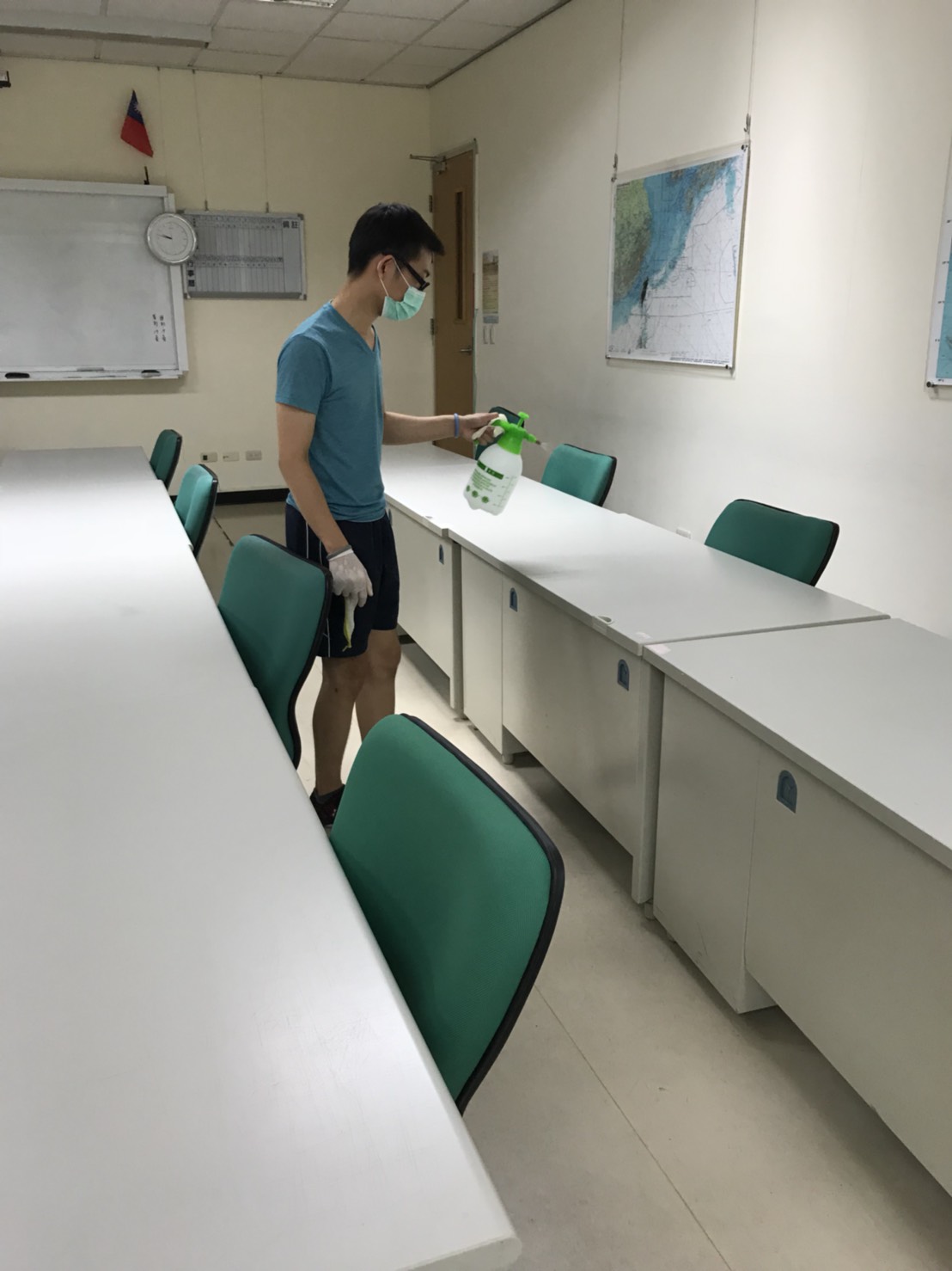 目前經衛生局調查並無重症個案，校方已啟動相關防疫措施，清潔消毒環境。  圖：桃園市政府衛生局／提供