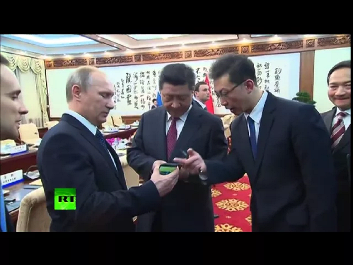 根據中國外交部先前公布，習近平（中）在海參崴的行程僅有2天，明天就將返國。行程中，他將與俄羅斯總統蒲亭（左2）會晤，成為兩人今年以來第3次會晤。 圖：翻攝自Youtube（資料照片）