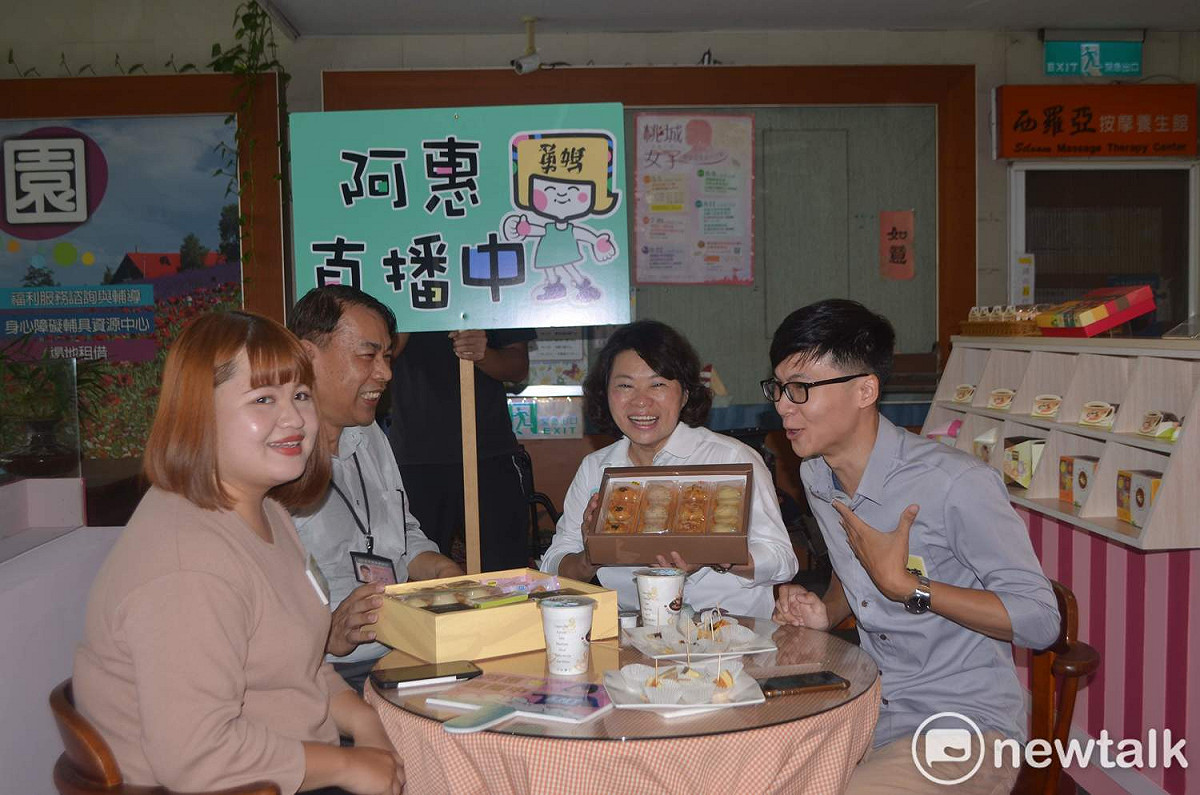 黃敏惠今天到嘉義市再耕園直播，推銷愛心中秋月餅。 圖：蔡坤龍/攝