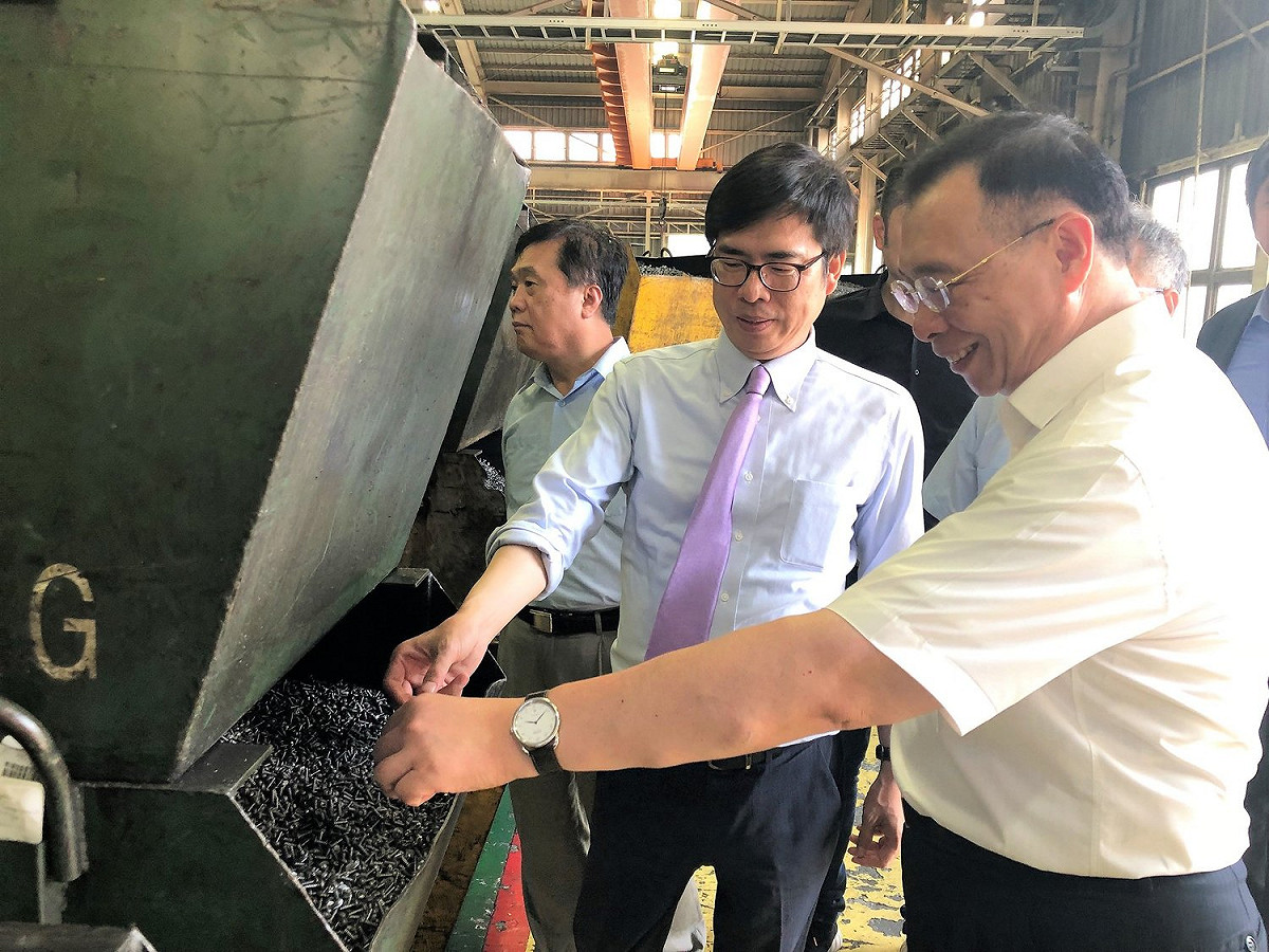 高雄市長候選人陳其邁參訪岡山螺絲工廠，並親自瞭解金屬扣件製程。 圖：陳其邁競選辦公室／提供
